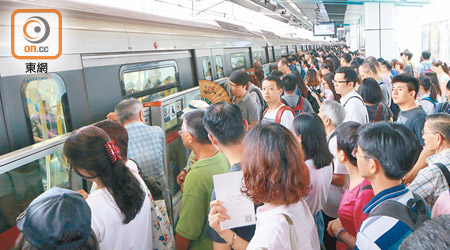 事故期間觀塘站月台擠滿乘客。（資料圖片）