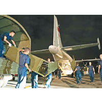 解放軍空軍派出運9運輸機送遞物資。（互聯網圖片）