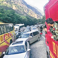 救援通道被遊客撤離車輛阻塞。（互聯網圖片）