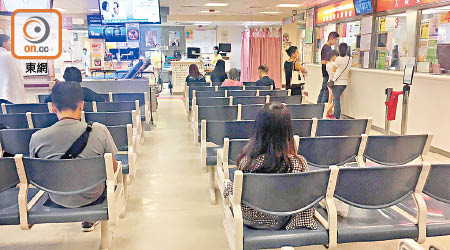 流感疫情回落，伊利沙伯醫院急症室求診市民不多。（黃雄攝）