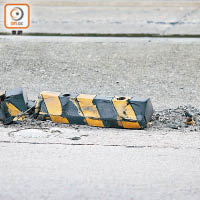 路壆毀爛<br>大馬路的路壆毀爛嚴重，失去分隔行車道及路軌的功能。