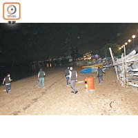 重案組探員在西貢沙下徑對外沙灘搜證。（郭垂垂攝）