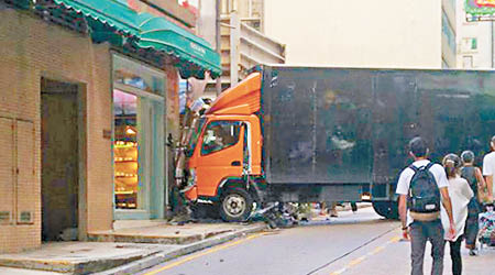 貨車撞向威靈頓街一大廈始停下。（互聯網圖片）