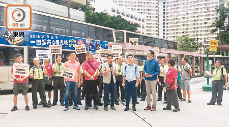 三十多名九巴司機發起靜坐，不滿房屋署發清拆令，要求遷走剛設置的臨時車長休息室。（劉敏攝）