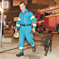 消防員帶領消防犬入火場調查。（梁鑫文攝）