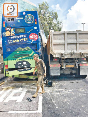 泥頭車司機變泥人爬出車外。（讀者提供）