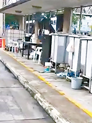 有網民指天耀邨巴士總站近來被放滿雜物。（互聯網圖片）