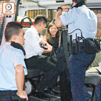 被搶劫男子與女友人在警車上助查。