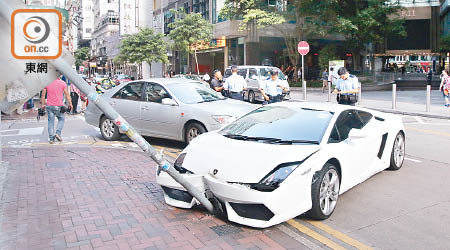 肇事跑車將指示牌撞至傾側。（左錦鴻攝）