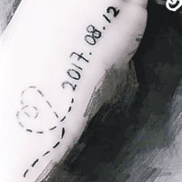少女在手上紋上兩名情侶好友的忌日悼念。（互聯網圖片）