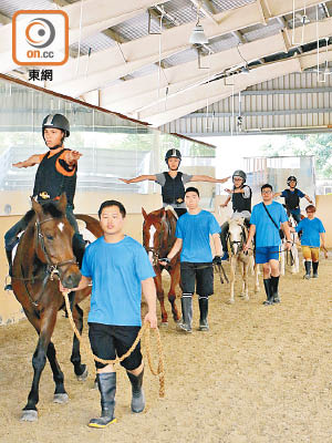 香港賽馬會昨舉行見習學員策騎測試及面試。（馬會提供）