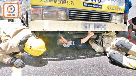 消防到場拯救被困車底老婦。（馮溢華攝）