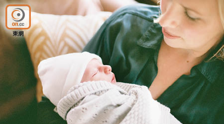 家長勿手抱初生嬰在梳化睡覺或餵母乳，免生危險。（資料圖片）