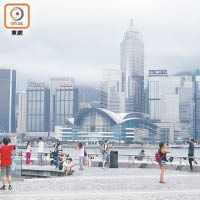 香港受空氣污染及社會矛盾問題拖累，在宜居城市排名中下跌兩位至全球四十五位。