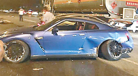 藍色日產GTR跑車的司機報稱是港人。（互聯網圖片）