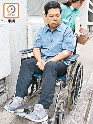 虛弱出庭<br>離開醫院往法庭時，林子健坐在輪椅上表現虛弱。（陳嘉順攝）