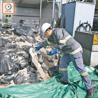其中一間公司已收到約一百噸棕櫚硬脂，目前存放於將軍澳的廠房。（黃偉邦攝）