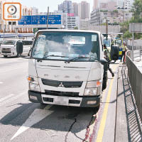 意外中的貨車擋風玻璃爆裂。（黃子喬攝）