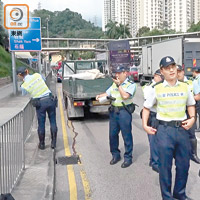 貨車旁路面遺血路，警方在場調查。（黃子喬攝）