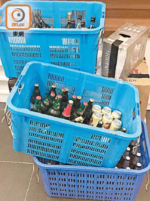 警方檢獲大批酒類飲品。（警方提供）