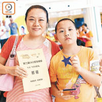 媽媽鄭權（左）為兒子的讀寫障礙、語言問題「左撲右撲」。