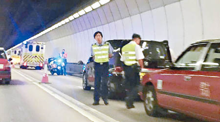 獅隧管道內兩車相撞。（網民Suki Li Sum Kit攝）