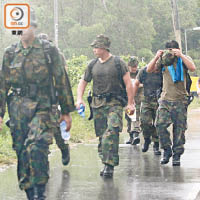 警員昨午因大雨被迫收隊落山。（李健瑜攝）