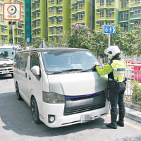 警員在安泰邨發現違泊客貨車。（陳錦昌攝）