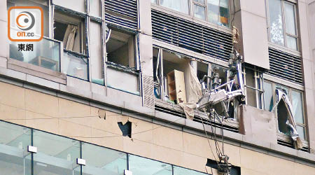 紅磡<br>被撞擊單位窗戶玻璃粉碎，外牆有瓷磚剝落。（張世洋攝）