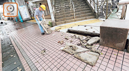 中環渡輪碼頭一塊巨型地磚疑被海浪打碎。（黃雄攝）