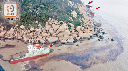 至少有三艘貨船（箭嘴示）在香港西南面海域擱淺。（政府飛行服務隊提供）