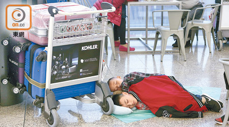 颱風影響對外交通，不少旅客在機場大堂累極而睡。