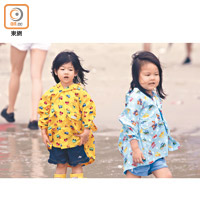 大浪灣<br>有市民帶同年幼子女觀賞大風大浪。