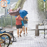 深圳<br>深圳出現狂風大雨，市民外出狼狽不已。（黃少君攝）