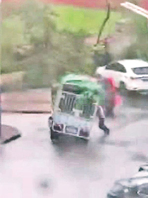 中山<br>強風吹翻貨車，以身護車的男子最終被壓倒。（互聯網圖片）