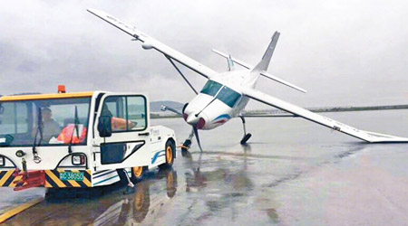 珠海<br>珠海有小型飛機被吹側。（互聯網圖片）