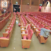 澳門一間戲院遭逢水劫，座椅如在水中央。