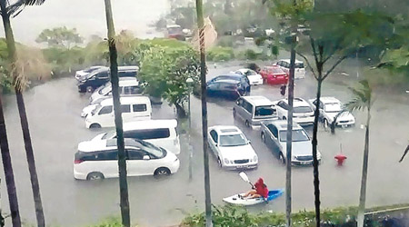 屯門<br>屯門黃金海岸多輛車被浸，有人「陸上行舟」。（互聯網圖片）