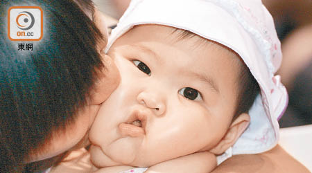 疱疹患者可透過親吻將病毒傳染嬰兒。（資料圖片）