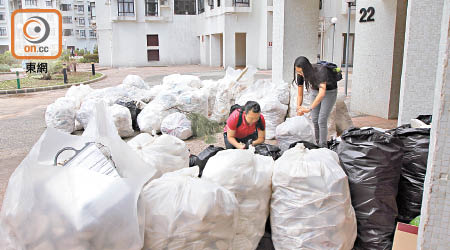 杏花邨居民自發將垃圾收集，待工人清走。（張開裕攝）