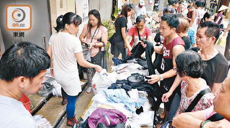 慈善團體組織義工人員派發衣物及日用品給受影響居民。
