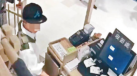 嘻哈風打扮的男子將店家放在門前櫃台的平板電腦偷走。（互聯網圖片）