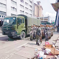 火船頭街<br>駐澳部隊官兵分批進駐需要清理的街道。（互聯網圖片）