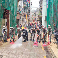 清洗街道<br>解放軍官兵全力清洗街道防疫。（互聯網圖片）