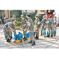 十月初五街<br>女兵集合及整理噴灑消毒水裝備。（互聯網圖片）