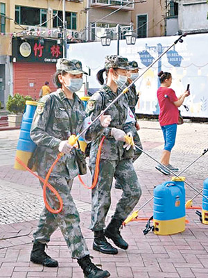 女兵出動：十月初五街<br>駐澳部隊女兵到社區噴灑消毒水。（互聯網圖片）