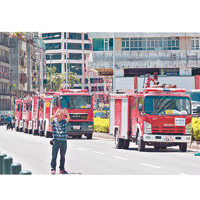 內地借出消防車協助澳門供水。（互聯網圖片）