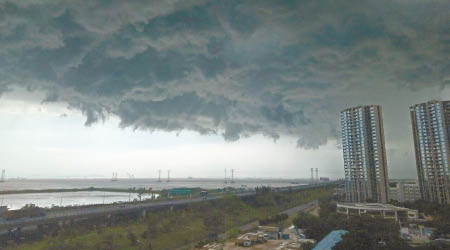 深圳上空昨日烏雲密布。