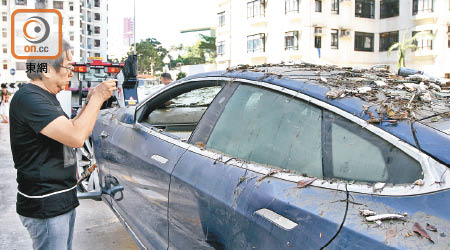 香港<br>價值逾百萬元TESLA恐報廢，車主拍照留念。