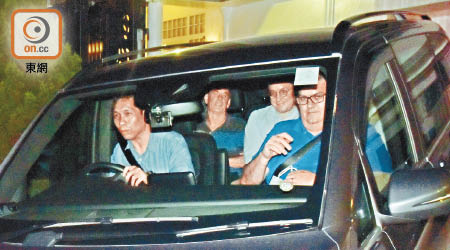 Mark Simon（前右）、芮育光（後右）及兩名外籍男子與黎智英密會後，一起乘坐黎的七人車離開。（徐晏義攝）